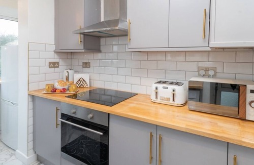 Copers Cope Apartment | Modern Apartment sleeps 6 | Private Parking | 15 min London Bridge