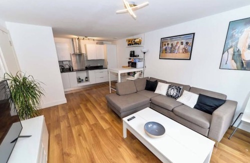 Queens Quarter Apartment | Modern City Apartment - 9 Min Walk to Belfast Centre