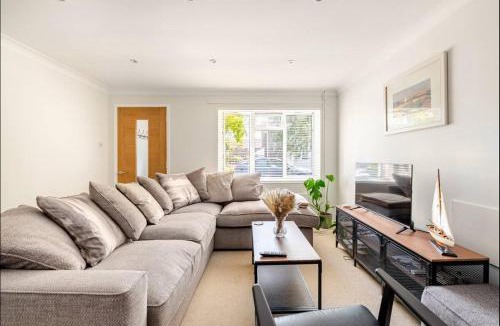 New Forest District Apartment | Modern Coastal Cottage, Hottub, Parking, Pets welcome