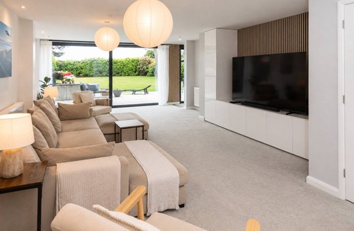 Folkestone House | Modern coastal retreat – 5 bed home offering space and style for up to 12 guests