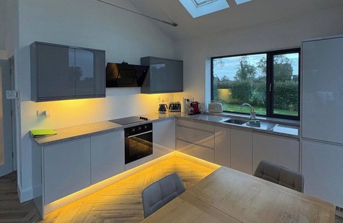 Woodford Cottage | Modern Cottage Near Portumna Forest Park Sleeps 6