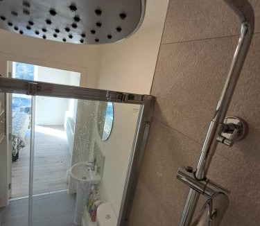 Sandyford House | Modern Ensuite King Bedroom in Sandyford