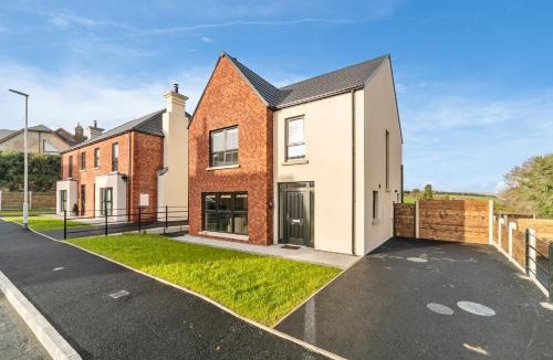 Newry House | Modern Entire Home steps from the Train Station