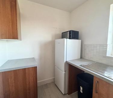 Clyst St Mary House | Modern Exeter Townhouse 3 Double Beds M5 Access