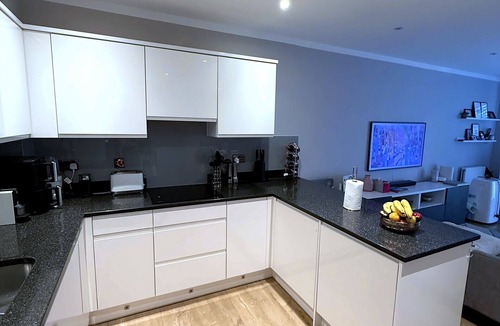 Nightingale Apartment | Modern Gated 3-Bed with Patio — Heart of Balham, ideal for families!