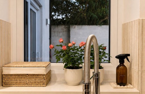 Selhurst House | Modern Gated Retreat | Secure Parking & Patio | Great transport links