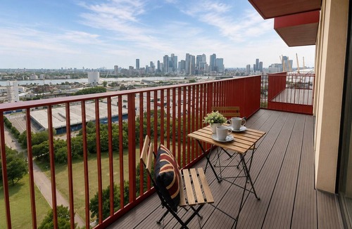 Peninsula Apartment | Modern Greenwich flat with Balcony near The O2 & Canary Wharf