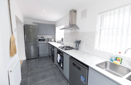 Newport House | Modern Haven, Sleeps 5, Free Parking, Central.
