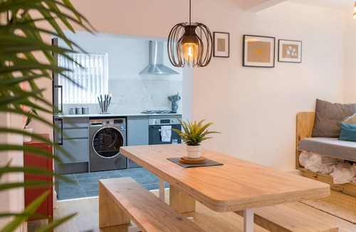 Newport House | Modern Haven, Sleeps 5, Free Parking, Central.