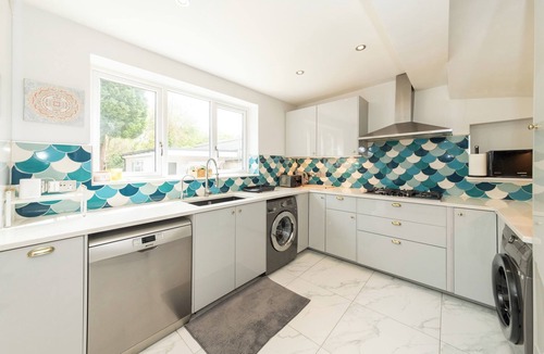 Reading House | Modern House with AC 4 Parking & Transport Links - Pass the Keys