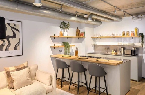 Cathedrals Apartment | Modern Industrial Apartment with Terrace in Southwark
