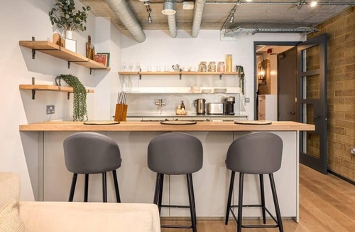 Cathedrals Apartment | Modern Industrial Apartment with Terrace in Southwark