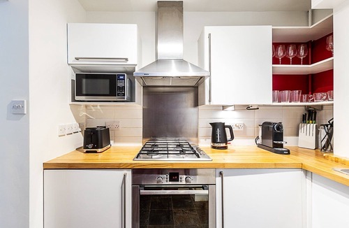 South Bank Apartment | Modern London Bridge Retreat