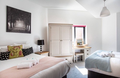 Ormeau Apartment | Modern Luxury Apartment, Sleeps 6, Best Location