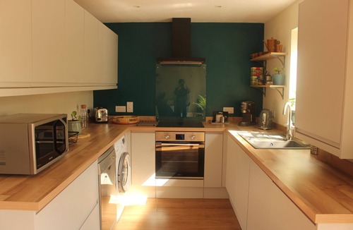 Clyst St Mary Apartment | Modern Quiet Apartment with Balcony & EV & Private Parking