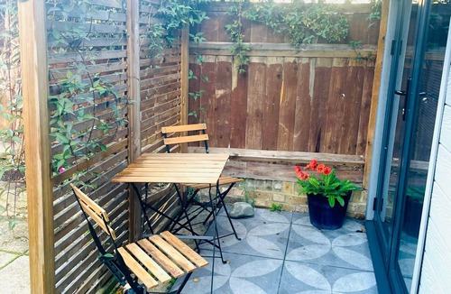 Perry Vale House | Modern Self contained Garden Studio, sleeps up to 4
