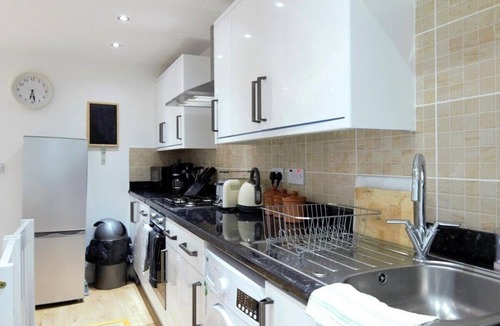 Peninsula Apartment | Modern Spacious Greenwich 2BR Central Location