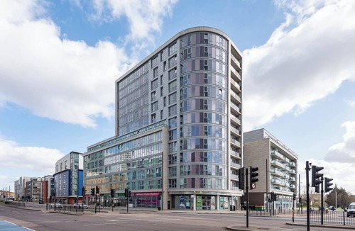 Stratford and New Town Apartment | Modern Stratford Flat Close to London Stadium - Paid parking avaliable