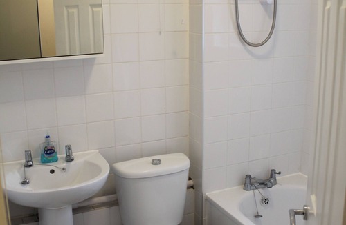 Chatham House | Modern studio apartment with parking
