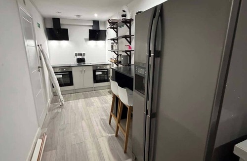 Epsom Condo | Modern Studio Close to London, EV Charger