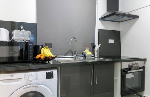 Thornton Heath Apartment | Modern studio on Thornton heath station just 5minutes away offering train to cit
