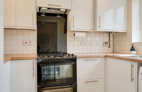 Milton House | Modern Townhouse, Private Garden and Free Parking - Pass the Keys