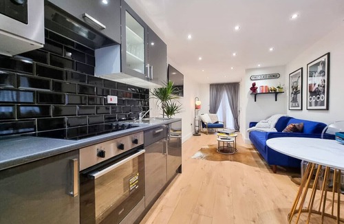 Peckham Rye Apartment | Modern two-bedroom flat with garden, fast WiFi and easy London links