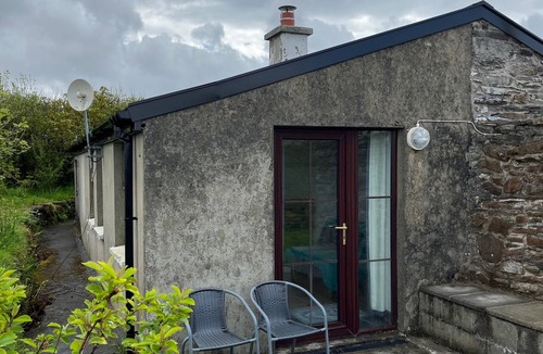 Dunbeacon Apartment | Near to Durrus Cozy Apartment with a View
