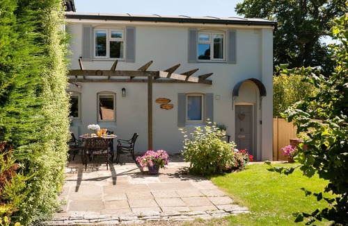 Bransgore Cottage | New Forest Luxury Cottage on a private estate. 2 bedroom. Hot tub.