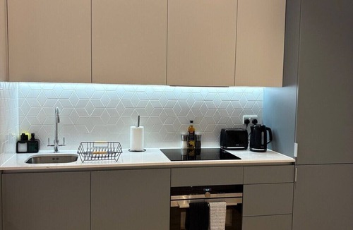 Runnymede Apartment | New Modern One-Bedroom Flat in Chertsey