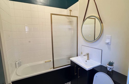 Gloucester Apartment | New refurb 2BD 1Bath Free Parking Pet Friendly