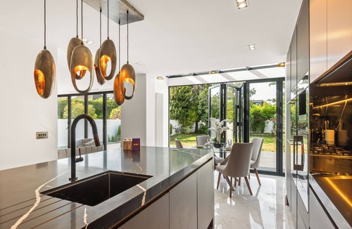 Coombe Hill House | New! Stylish 5BR w/Garden&Parking near Wimbledon