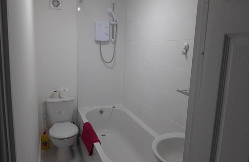 Newport Apartment | Newport Ensuite, Sleeps 2 near Train Station