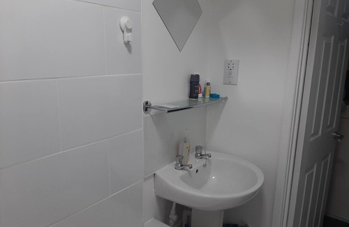 Newport Apartment | Newport Ensuite, Sleeps 2 near Train Station