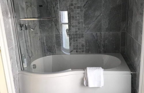 Rostrevor House | Nice double room and bathroom with own door access