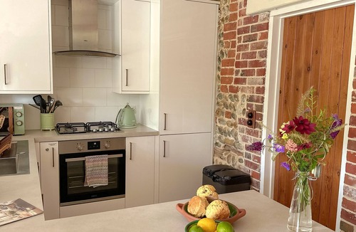 Happisburgh Cottage | Nicholson Cottage - sleeps 4 guests in 2 bedrooms