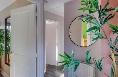 Canton House | Noah Suite I Central 2BR I Sleeps 6 I Close to Cardiff Football Stadium I Cardiff City Centre I Principality Stadium I Cardiff Castle I WiFi I Parking and Easy Access to Barry Island