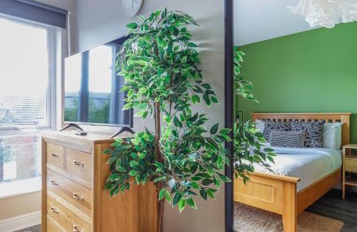 Canton House | Noah Suite I Central 2BR I Sleeps 6 I Close to Cardiff Football Stadium I Cardiff City Centre I Principality Stadium I Cardiff Castle I WiFi I Parking and Easy Access to Barry Island