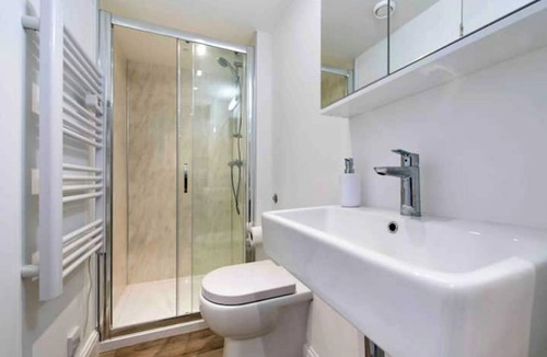 Campden Apartment | Notting Hill Chic sleeps 4-5 - 2 bedrms/2 bathrms-one en-suite + single SofaBed