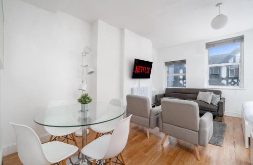 Soho Apartment | Oxford Street & Soho Square Apartment - Spacious Studio Suite, Full Kitchen, Two Double Beds, Stairs Access