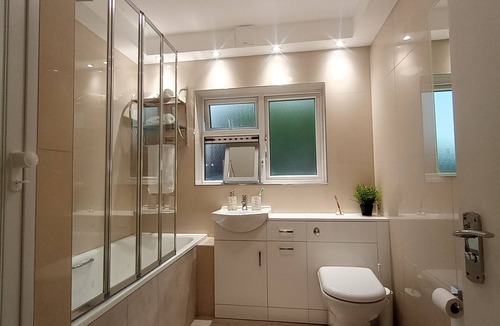 Headington Apartment | Oxfords 5* Luxury 2 bedroom apartment 4 +Pax and permit parking