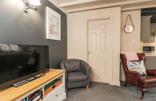 Crudwell Cottage | PADDOCK COTTAGE, pet friendly, with a garden in Crudwell
