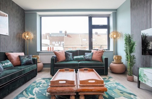 London Borough of Bromley Apartment | Palm Tree House | Beverly Hills Hotel