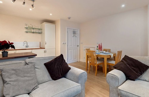 Tenby House | Park Place Court - Close to Beach with Parking