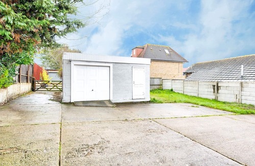 St. Michael's House | Pass the Keys | Bright Spacious Home Away From Home With Parking