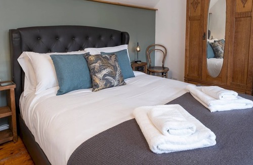 Nailsworth House | Pass the Keys | Cosy Cotswold cottage with stunning views