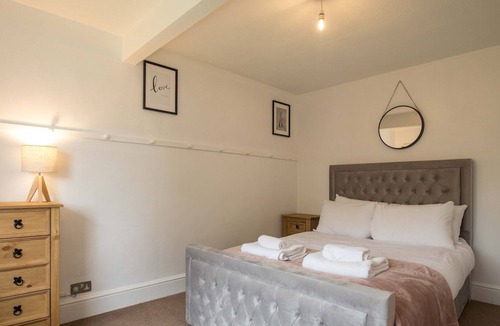 Old Windsor House | Pass the Keys | Spacious 4 Bed by River Thames Old Windsor