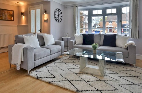 Old Windsor House | Pass the Keys | Spacious 4 Bed by River Thames Old Windsor
