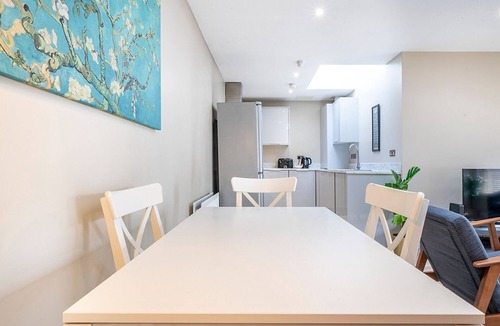 Ormeau Apartment | Pass the Keys | Stunning 2BR Apt in Fab Location with Top Amenities