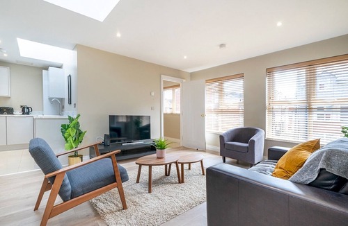 Ormeau Apartment | Pass the Keys | Stunning 2BR Apt in Fab Location with Top Amenities